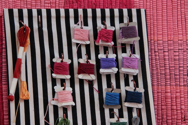 Rôzne sady na výšivku rozložené na stole